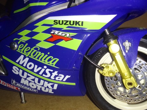 Moto Suzuki RGV 500 K.Roberts Moto GP 1:10 Ème - Photo 1/11