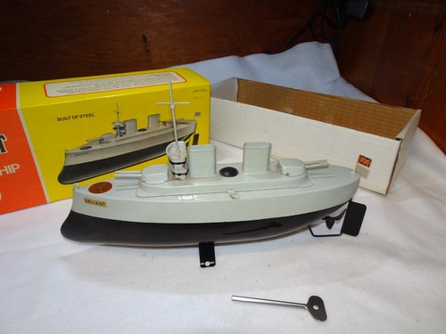 Sutcliffe models Valiant clockwork Battleship based on WWI Dreadnought Toy Boat - Picture 4 of 24