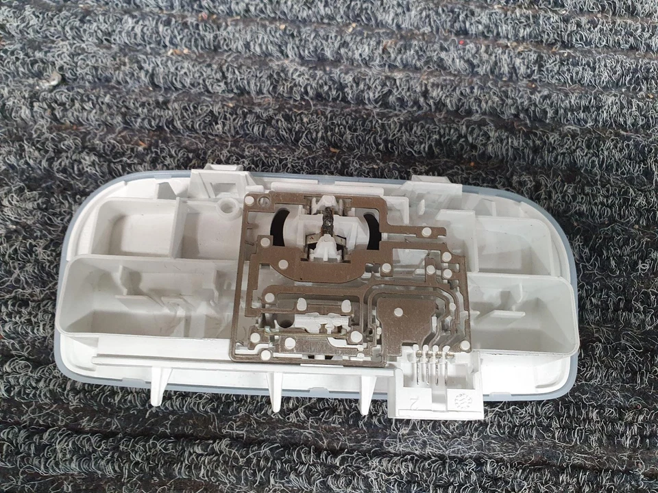 RENAULT MEGANE LUZ CORTESÍA TRASERA, X32/B95/D95/K95, ESCOTILLA/VAGÓN 5 PUERTAS/3 PUERTAS, 09/10- Foto 3 de 4