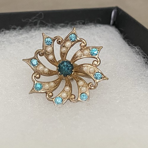 Vintage Coro Green & Aqua Rhinestone & Faux Pearl Gold Tone Screw Back Earrings - Picture 8 of 24
