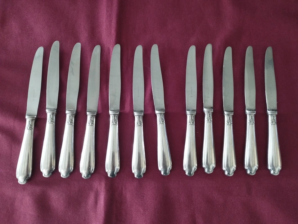 12 couteaux de table en métal argenté Christofle alfénide modèle pompadour - Photo 3/4