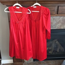 Vintage pretty red Vanity Fair nightgown and robe set cottagecore whimsigoth SM