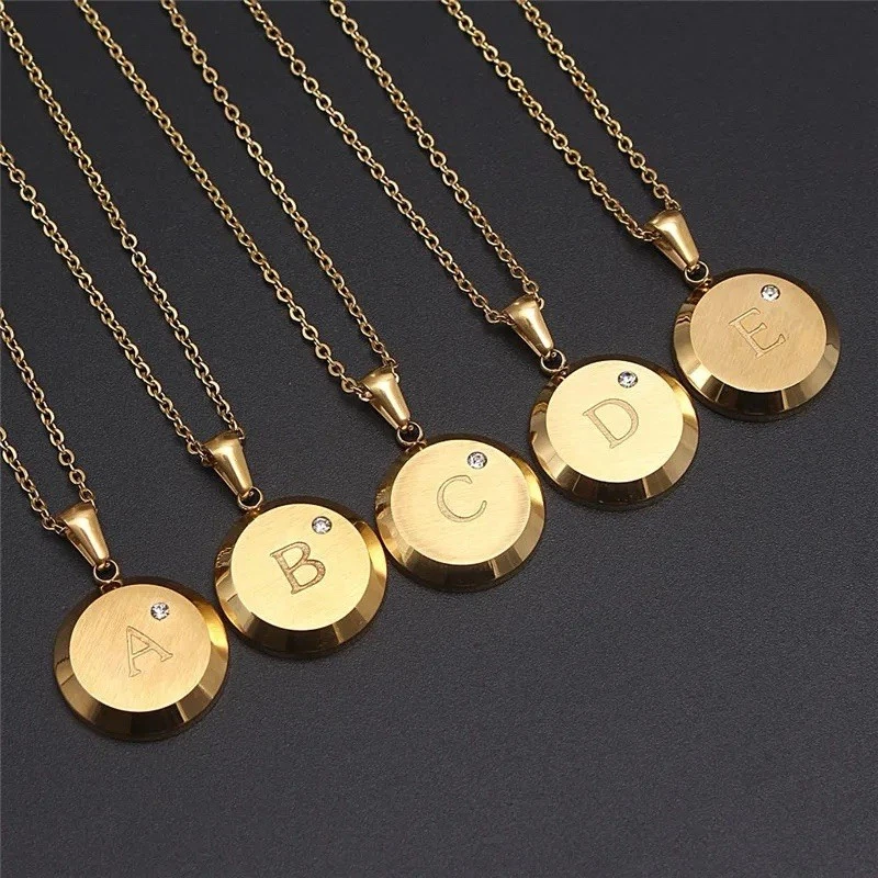 Collar con letras iniciales del alfabeto relleno de oro amarillo de 18k - circonita cúbica, colgante redondo "F" Foto 4 de 4