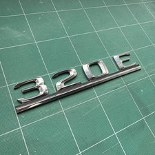 Mercedes Emblem 320E Chrom Schriftzug W124 Typenzeichen Typenemblem Plastik Mercedes Emblem 320E Chrom Schriftzug W124 Typenzeichen Typenemblem Plastik