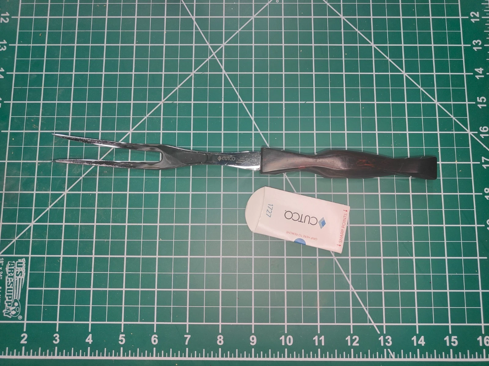 Cutco 1727 Serving Fork. FRESHLY SERVICED BY THE CUTCO SERVICE CENTER!!!
Opens in a new window or ta