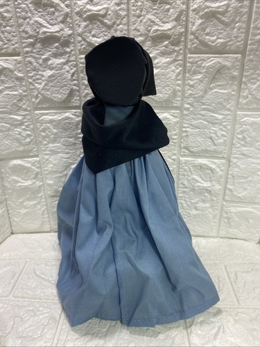Vintage Amish Doll Carrying Apple Basket No Face Music Box Under Skirt Edelweiss - Picture 3 of 10