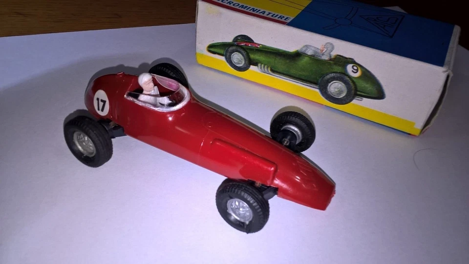 POLITOYS N.58 B.R.M. F1 1/41 in plastica "SKIP" Col.Rosso con scat. originale. - Immagine 2 di 4