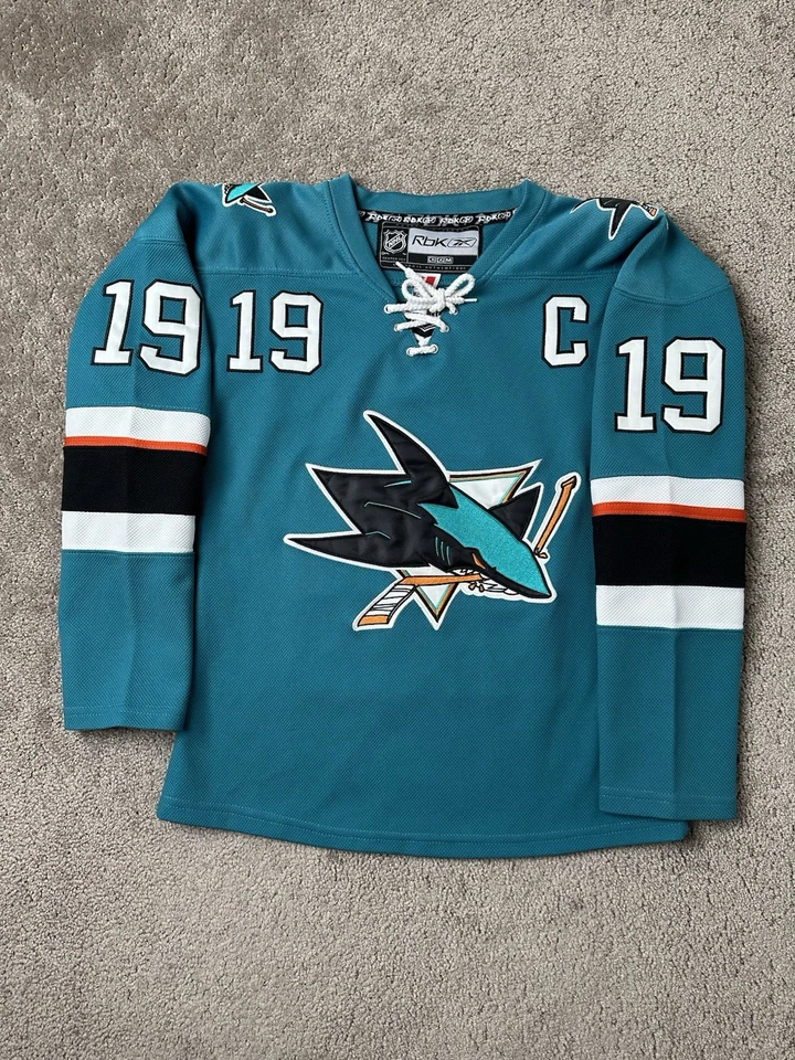 复古女式球衣 Reebok NHL 圣何塞鲨鱼 CCM #19 Joe Thornton,尺寸 S — 第 2/4 张图片