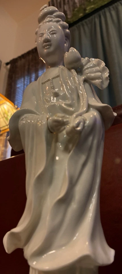 Estatua de colección de porcelana Blanc De Chine Kwan Yin 8,25" flor de loto Foto 3 de 4
