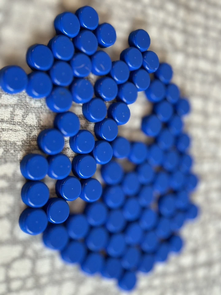 80 tampas de garrafa de plástico tampas tampos projetos de arte artesanato cor azul upcycle Fiji Wate - Imagem 3 de 4