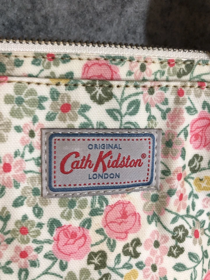 Сумка с короткими ручками Cath Kidston холщовая с цветочным розовым покрытием средний размер на молнии верхний плечевой ремень - Изображение 2 из 4