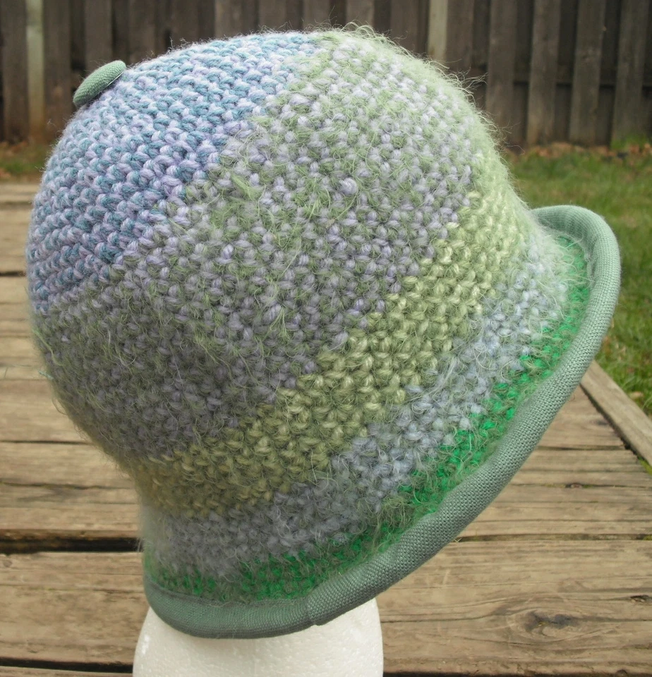 Tonos verdes divertidos y difusos Cloche tamaño mediano - hechos a mano por Michaela Foto 3 de 4