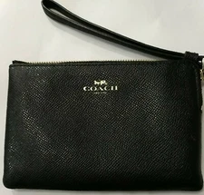 Coach CORNER ZIP WRISTLET in the color midnight😊 (C6a)