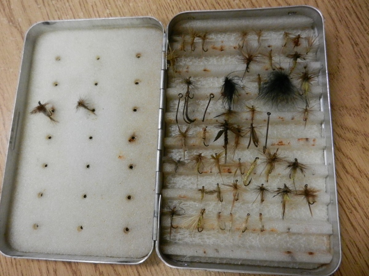 Perrine パーリン　107 フライ Perrine #107 Aluminum Fly Box w/60 Flies,mix dry/wet flies