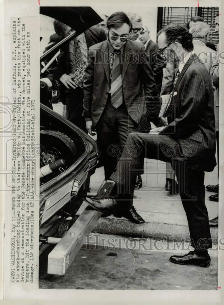 1971 Press Photo Paul Taylor and Philip Hart demonstrate shock absorber in D.C.