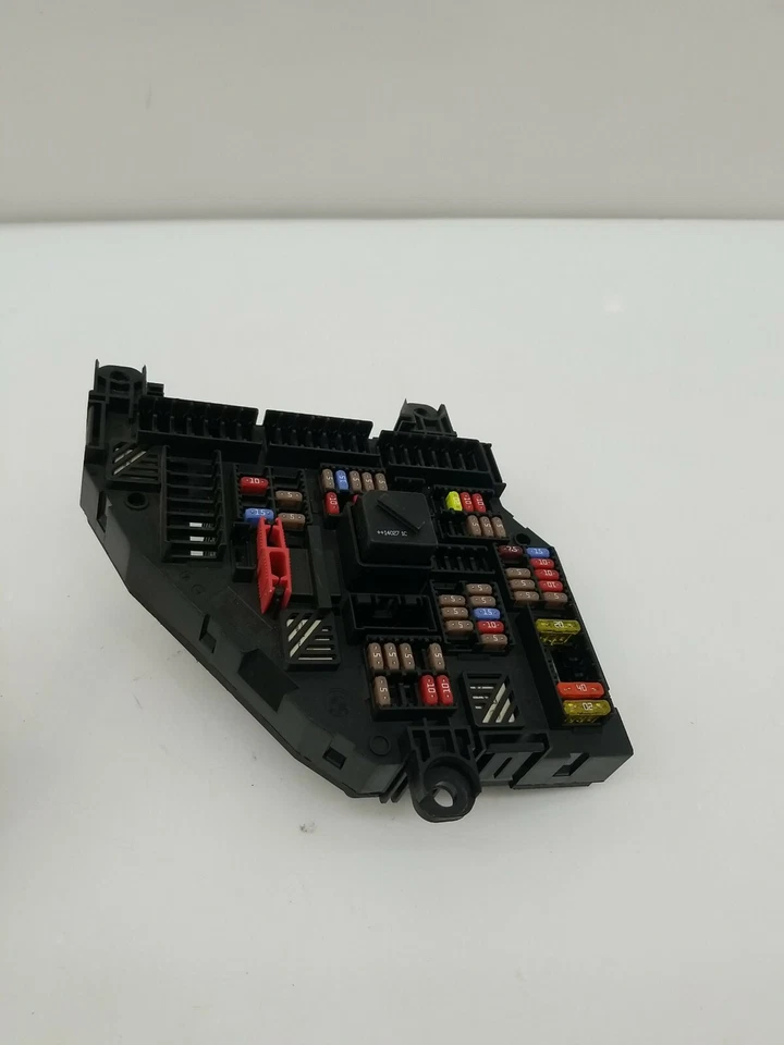 CAJA RELÉ DE CONEXIONES FUSIBLES MALETERO TRASERO BMW F10 F11 F12 F01 F02 5 6 7 9252812 Foto 3 de 4