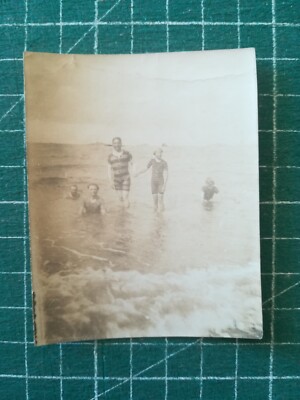 vs411 photo circa 1915 family in swimsuit in the sea