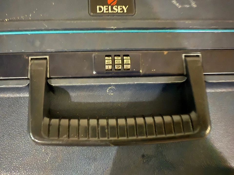 Large Blue Deisey HardShell Suitcase 2 Wheels Combination With Key 65 x 50 x 21  - Image 3 of 4