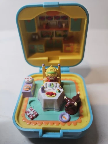 EUC 100% Complete Vintage Polly Pocket Dinner Time  Ring Case 1991