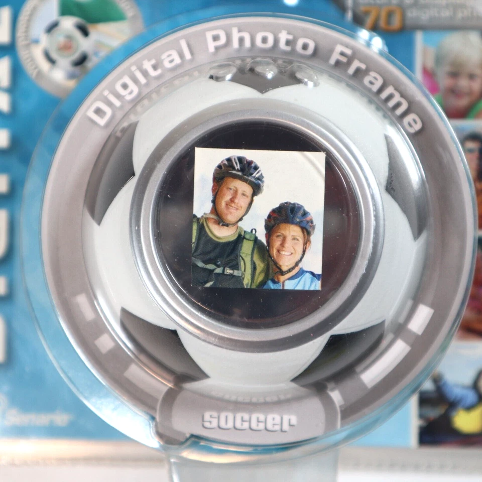 Vu-Me Digital Photo Frame Soccer Ball 1.5" LCD Screen 70 Pictures USB Connection - Image 3 of 4
