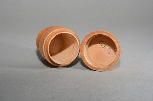 Antique turned wooden poison pot skull and crossbones - Picture 3 of 6