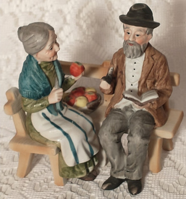 Ceramic Couple Sharing Time Sweet Adorable Figurine tblbz1