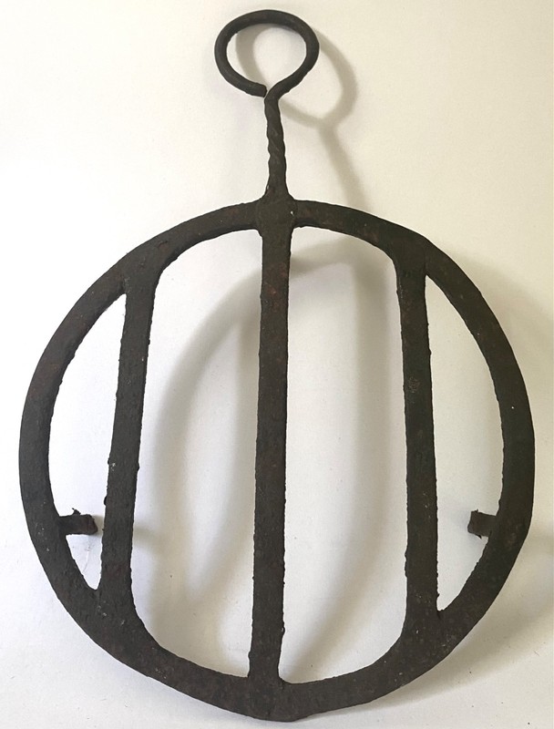 18th c. WROUGHT IRON HEARTH COOKING TRIVET w TWISTED HANDLE, NEW ENGLAND