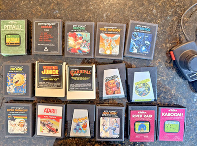 16 various Atari 2600 games + 2 paddle controllers (Pitfall, Asteroids, ...) 