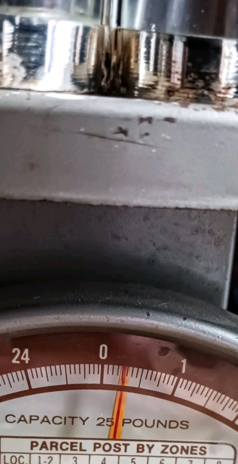 Vintage Decorato a mano Glass Salt and Pepper Shakers in Metal Caddy MCM Italy