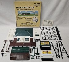 1952 Plasticville Toy Train Unit TA-2 Station Platform Signal Bridge Billboards