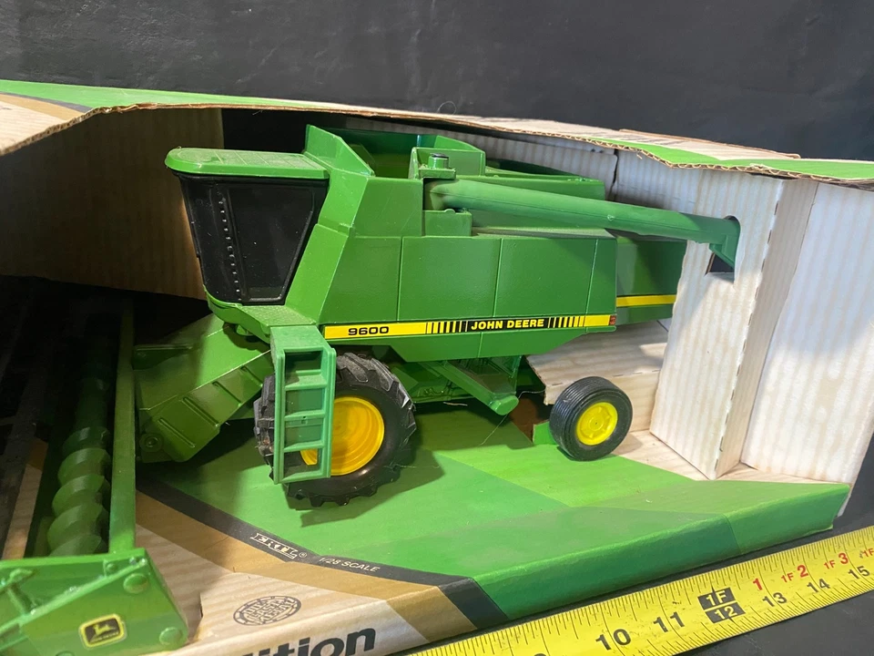 John Deere 9600 Combine ERTL Collectors Edition 1/28 Farm Vehicle 1989 - Image 3 of 4