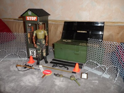 VTG. GI JOE 1996 U.S.M.C. SENTRY POST SET WITH GEAR AND LOCKER BOX AA