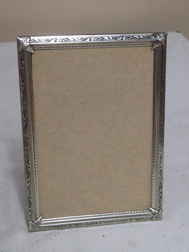 VINTAGE 7 X 5 TABLE TOP PICTURE FRAME 1950'S SILVER TONE