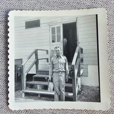 ORIGINAL WWII ERA PHOTOGRAPH ARMY SOLDIER POSING NEAR STEPS OF BARRACKS BUILDING