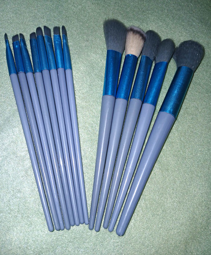 Make-Up Brush Set Synthetic Fibre Angled Flat Tapered Round Blue Grey + Sponge