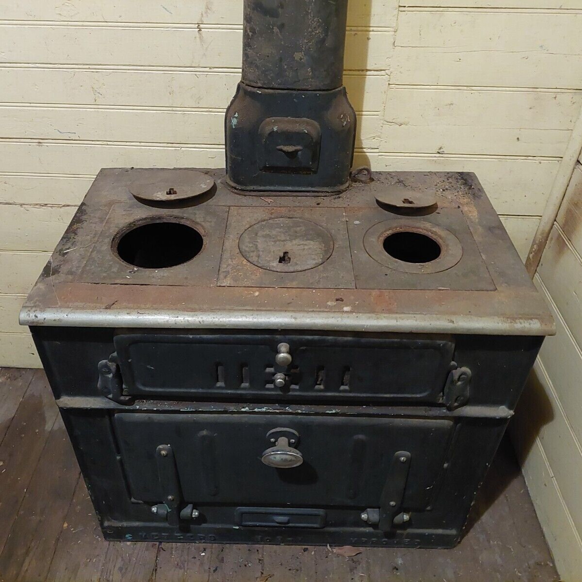 VINTAGE ANTIQUE CAST IRON WOOD FIRE STOVE