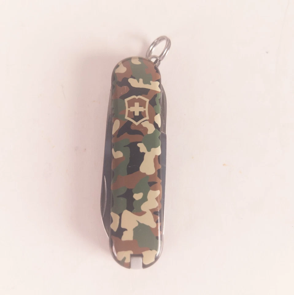 Navaja de Bolsillo Victorinox Swiss Army 58mm Clásica SD Woodland Camo Foto 4 de 4