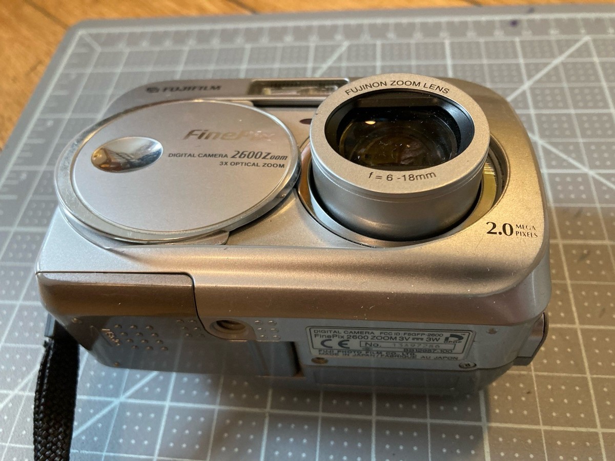 Fujifilm FinePix 2600Z デジタルカメラ Fujifilm 2600 Zoom 2.0MP Digital Camera - Silver for sale online