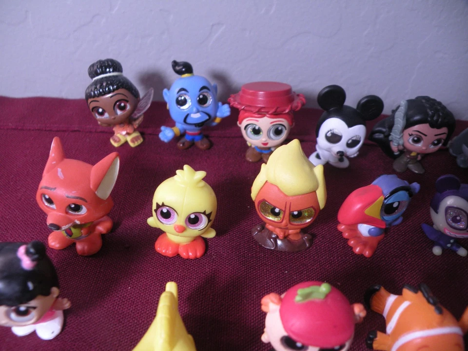 Lote de 44 bonecos Disney Doorables série mista Genie Red Toy Story Eeyore E - Imagem 2 de 4