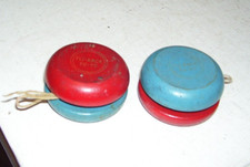Pair of Vintage Fli-Back Yoyos Wooden Wood Red and Blue Yo-Yo