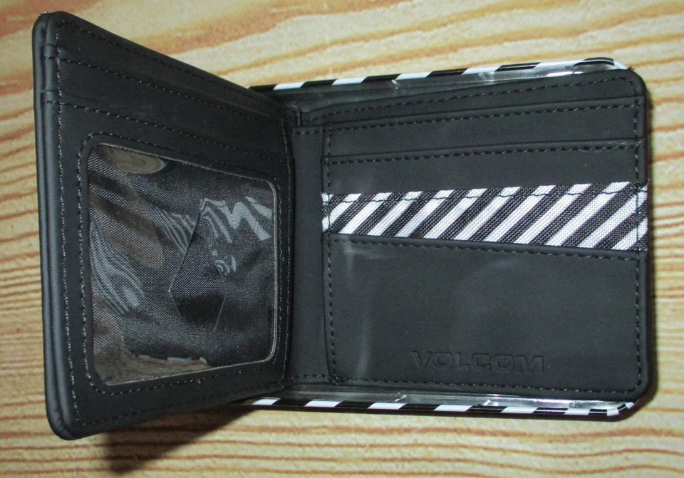 MENS VOLCOM SOLID BLACK BIFOLD WALLET WITH TIN GIFT BOX - Image 2 of 3