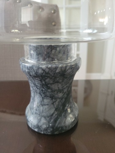 Portavelas de pilar de mármol pesado con vidrio tono huracán 10,5" de alto - Imagen 2 de 9