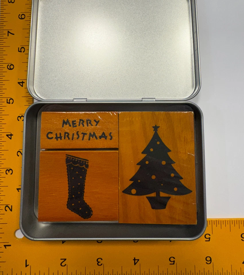 Juego de estampillas de goma Feliz Navidad de Cavallini Co. en lata Foto 2 de 3