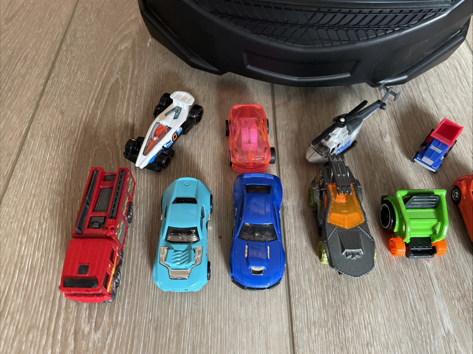 TARA TOYS HOT WHEELS 100 CAR ROLLING CARRYING STORAGE CASE WITH 35 VEHICLES