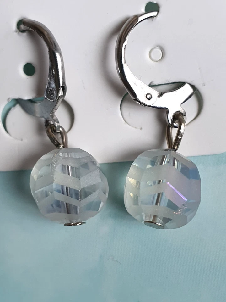 Huggie, Creolen mit Perlenanhänger, Handarbeit, jedes Paar ein Unikat - Bild 3 von 4