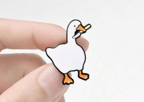 White Goose with Knife Untitled Goose Game Cute Enamel Pin Badge Meme Funny - Foto 5 di 6