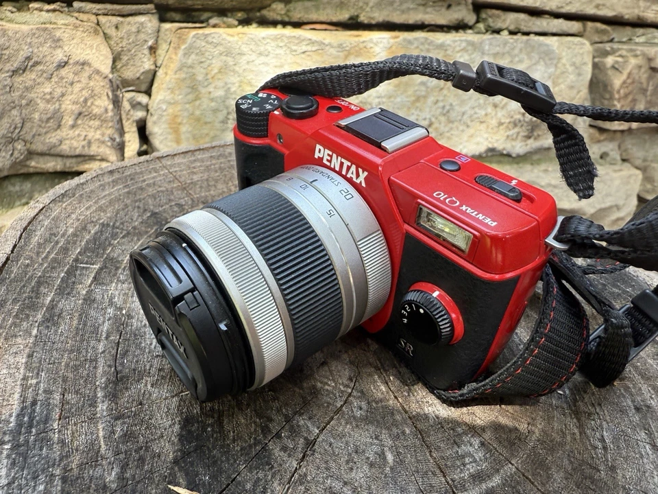 Cámara digital PENTAX Q10 - Kit rojo y negro con 5-15 mm ED AL IF F/2,8-4,5 Foto 2 de 4