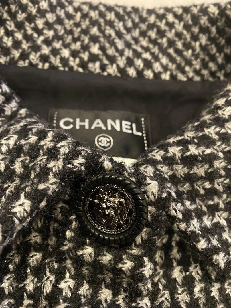 Giacca cappotto tweed monotono Chanel leone bottone cocco