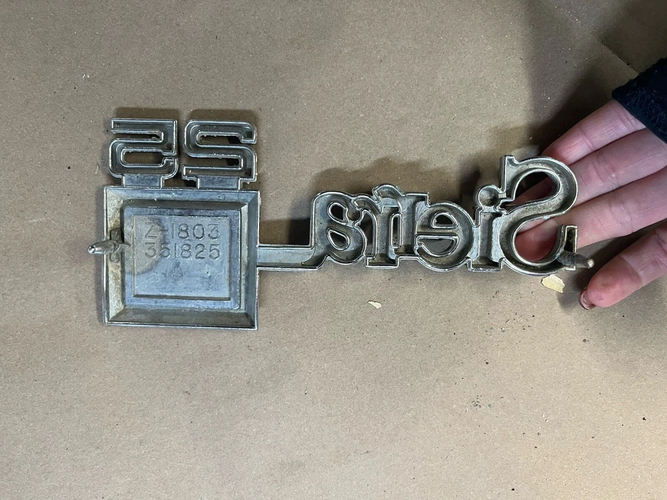 GMC Sierra 25 C2500 K2500 1975-1980 guardabarros emblema escritura 351825 OEM 75-80 Foto 3 de 3