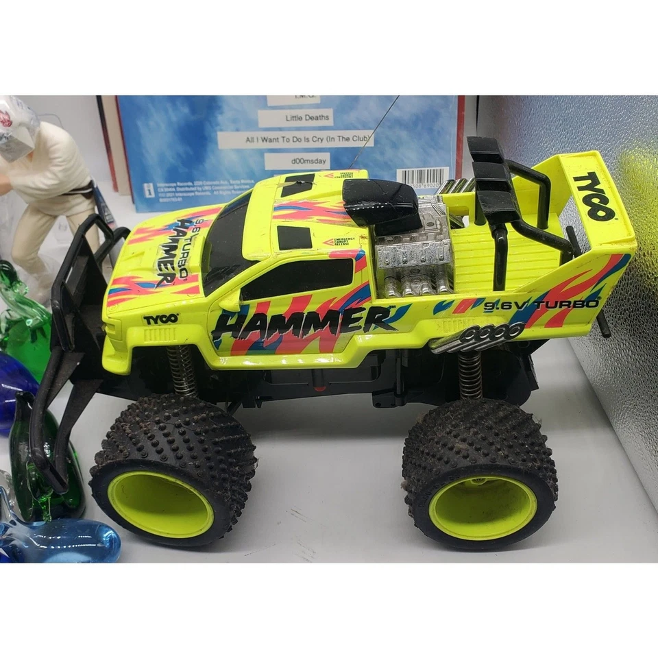 VINTAGE TYCO HAMMER RADIO CONTROLLED TRUCK WITH BATTERY AND REMOTE CONTROL - Image 2 of 4